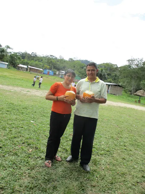 Tomando aguita de coco / Cocopa yacunta upuycan