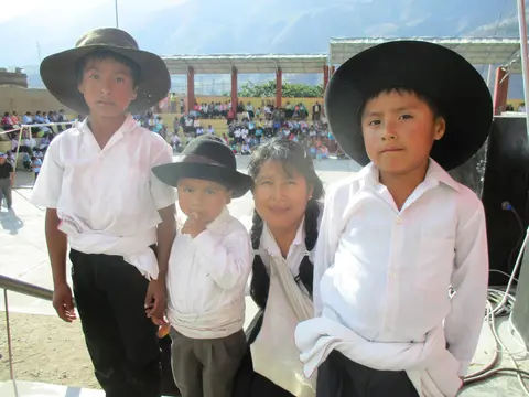 Niños participantes en el concurso / concursuchu participasha Wamracuna 