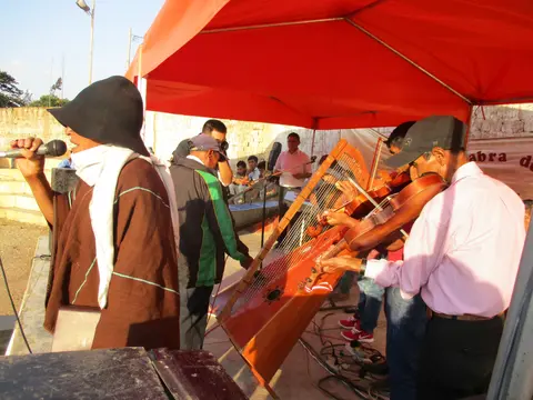 Los hombres participan en el canto / Ollgocunapis participan cantaychu 