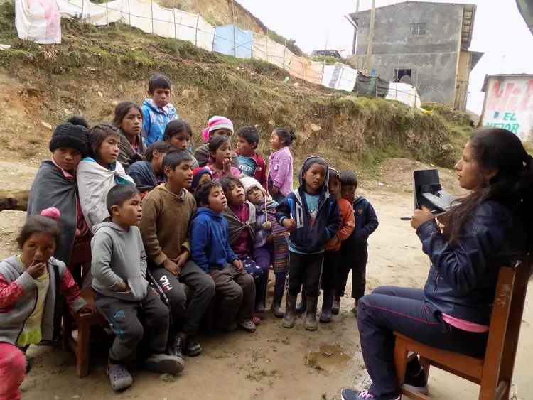 Los niños disfrutando del video en su idioma quechua