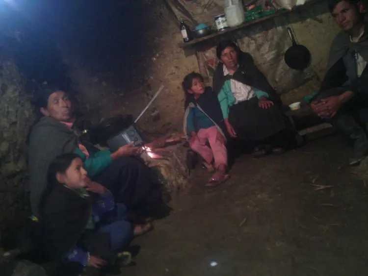 Familia quechua huallaga en cocina-comedor