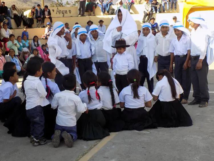 Los niños de la comunidad dramatizando historias biblicas en la confraternidad quechua