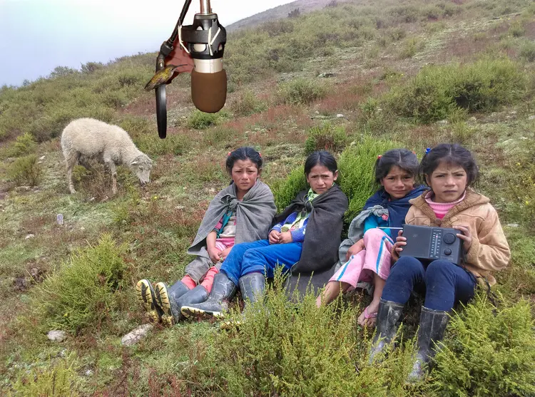 Escuchando su programa radial