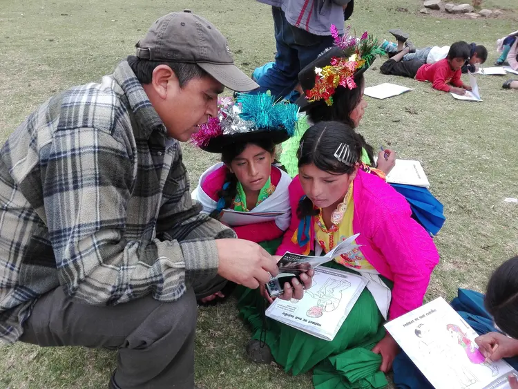 Compartiendo la palabra de Dios en su propio idioma